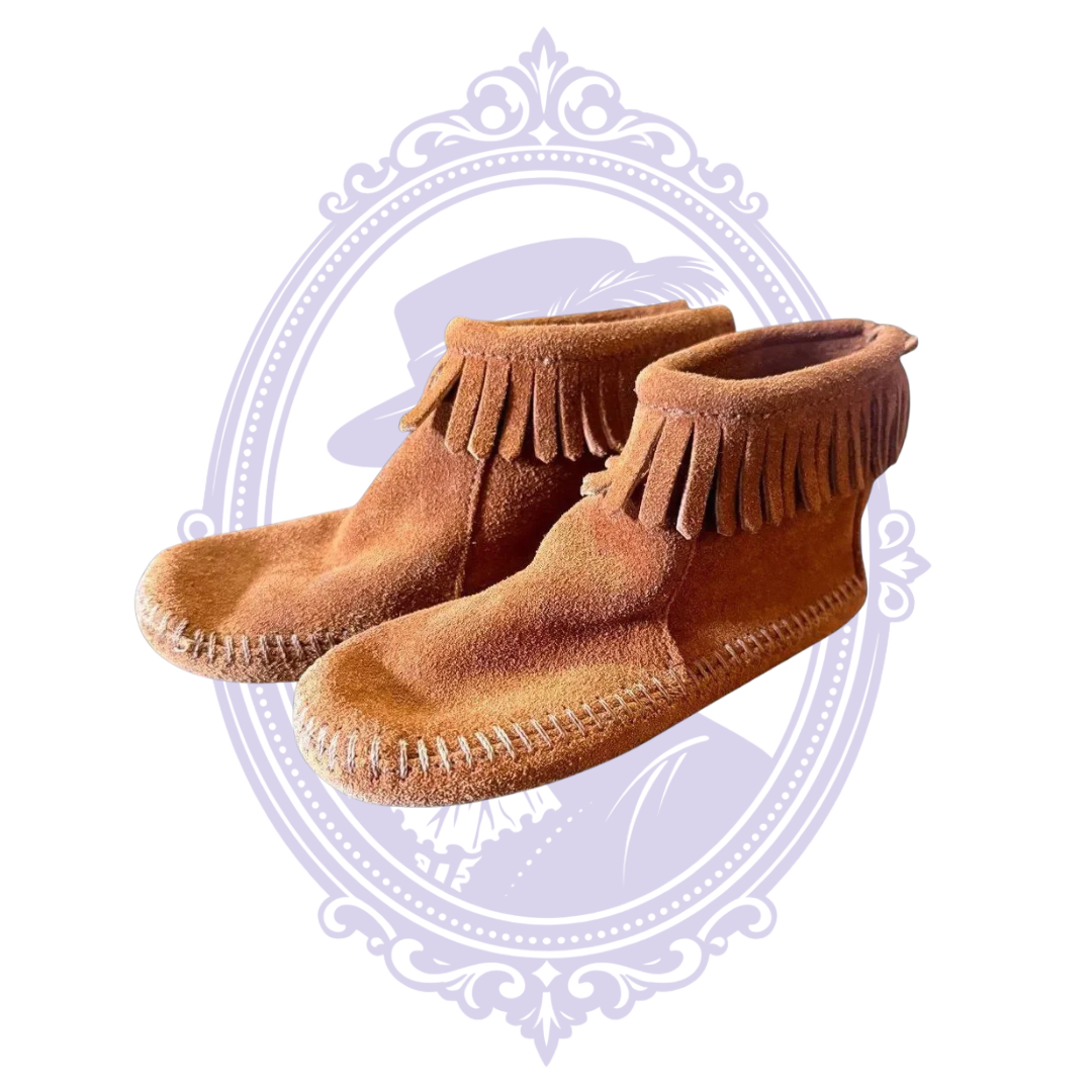 Front angled view of brown Minnetonka girls' suede fringe moccasin boots