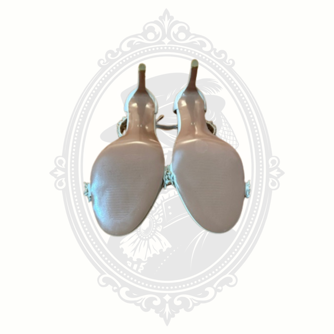 Clean sole condition on white DIDIFU floral appliqué heels showing minimal wear.