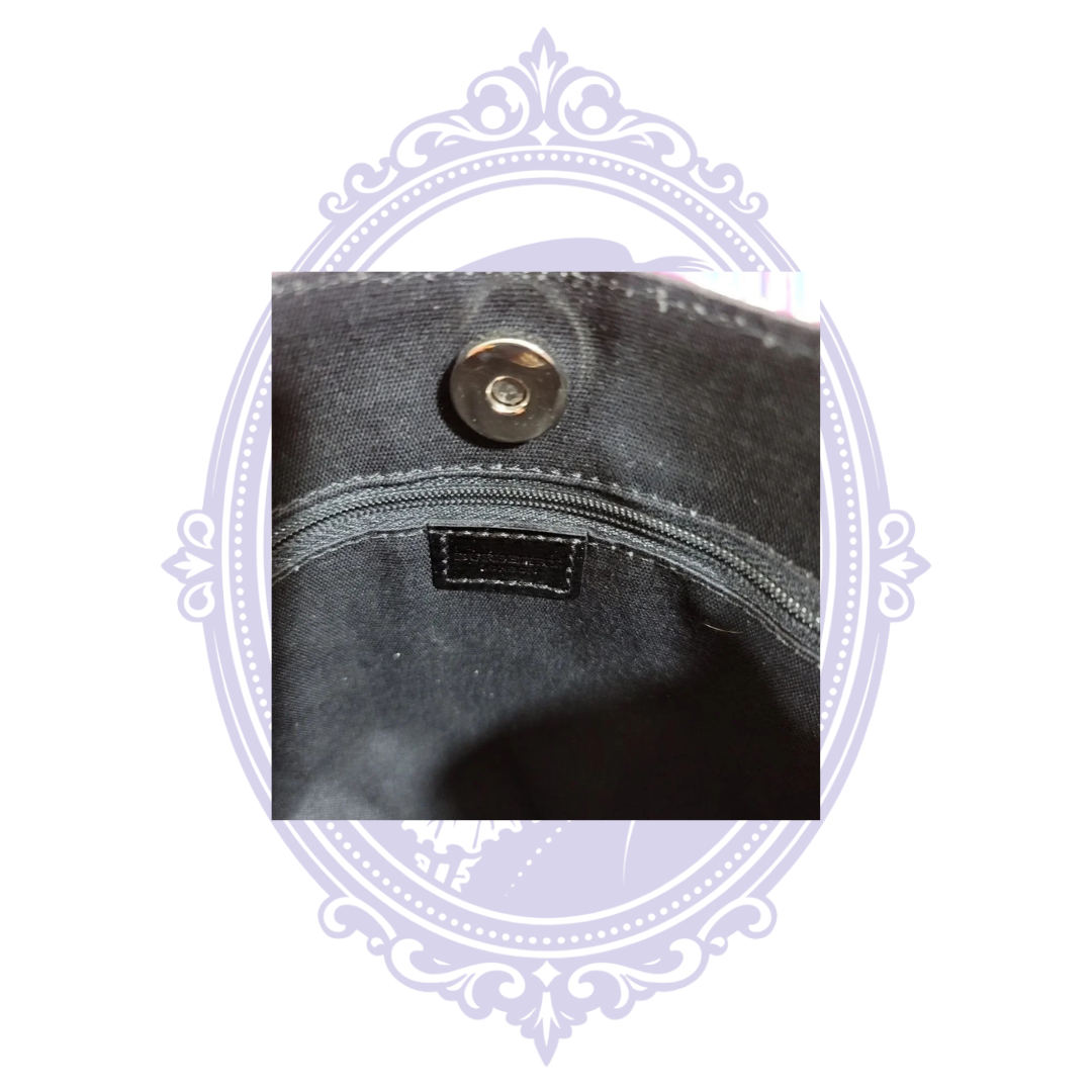 Magnetic closure detail
