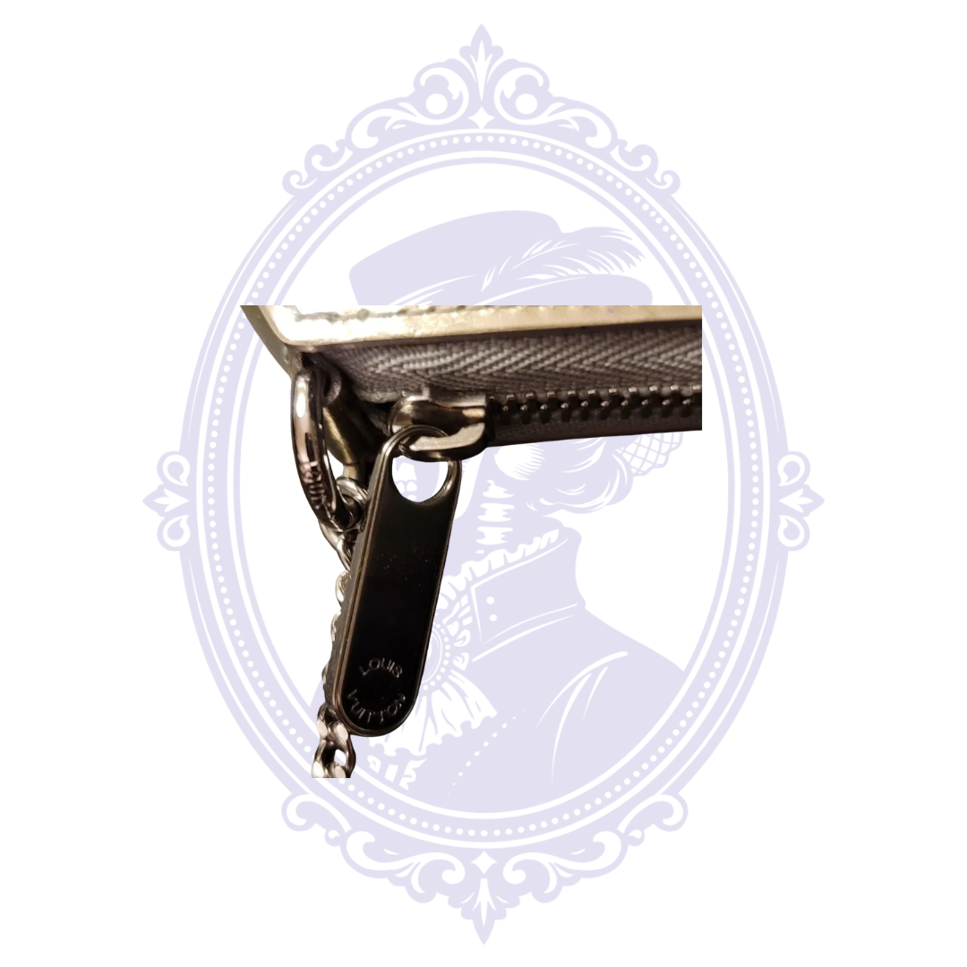 pull.png	Louis Vuitton Flocon MM engraved zipper pull and zip-around closure detail