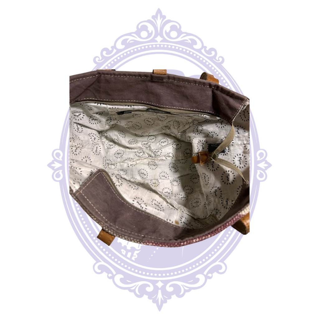 Full interior with printed lining and pockets