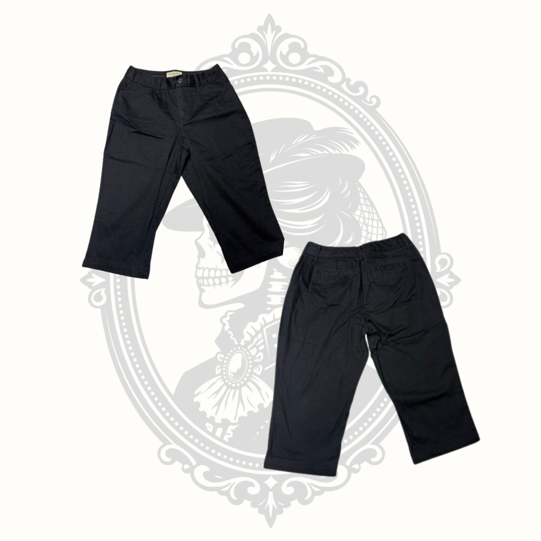 St. John's Bay Secretly Slender women's black mid-rise straight-leg capri pants in size 6 Petite made of 100% cotton.